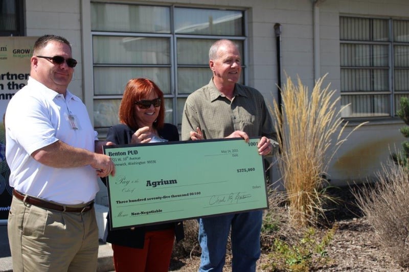 benton-pud-presents-rebate-check-to-agrium-inc-of-kennewick-nbc